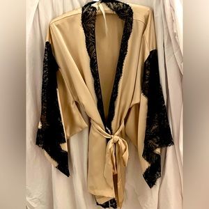 STUNNING 😍 RARE Victoria Secret black lace kimono/robe NWOT